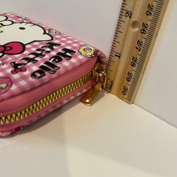 Hello Kitty Pink Checkered Wallet - Picture 4 of 6